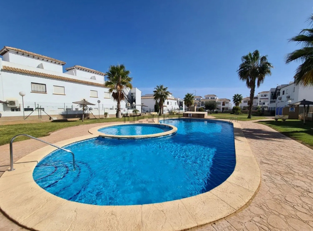 Renovated Townhouse la ciñuelica with comunity pool