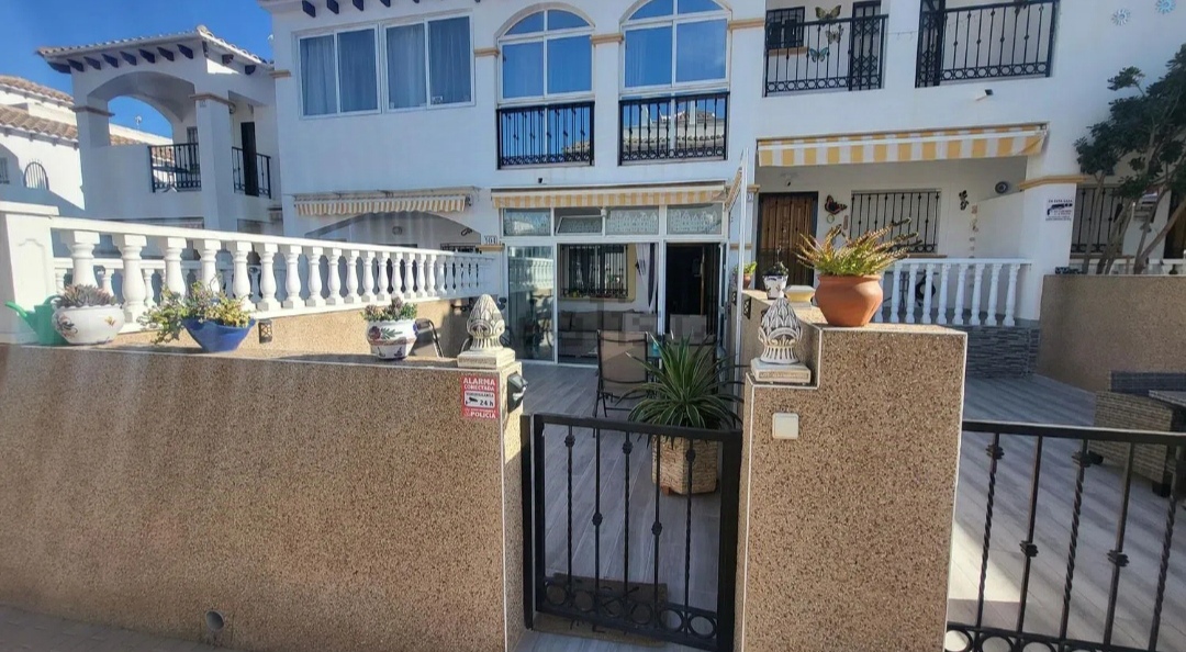 Renovated Townhouse la ciñuelica with comunity pool